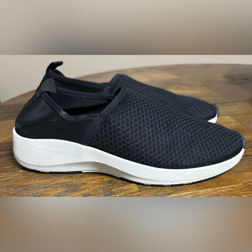 OTBT Black and White Women's Sneakers
Like new, smoke free home
